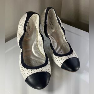 Woman’s Size 9.5 Elastic Scrunch Flat Ballet Shoes White Navy Dexflex Comfort